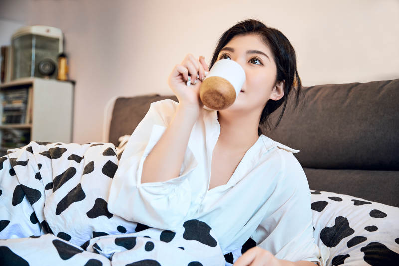 刚刚睡醒,起床的亚洲女孩图片