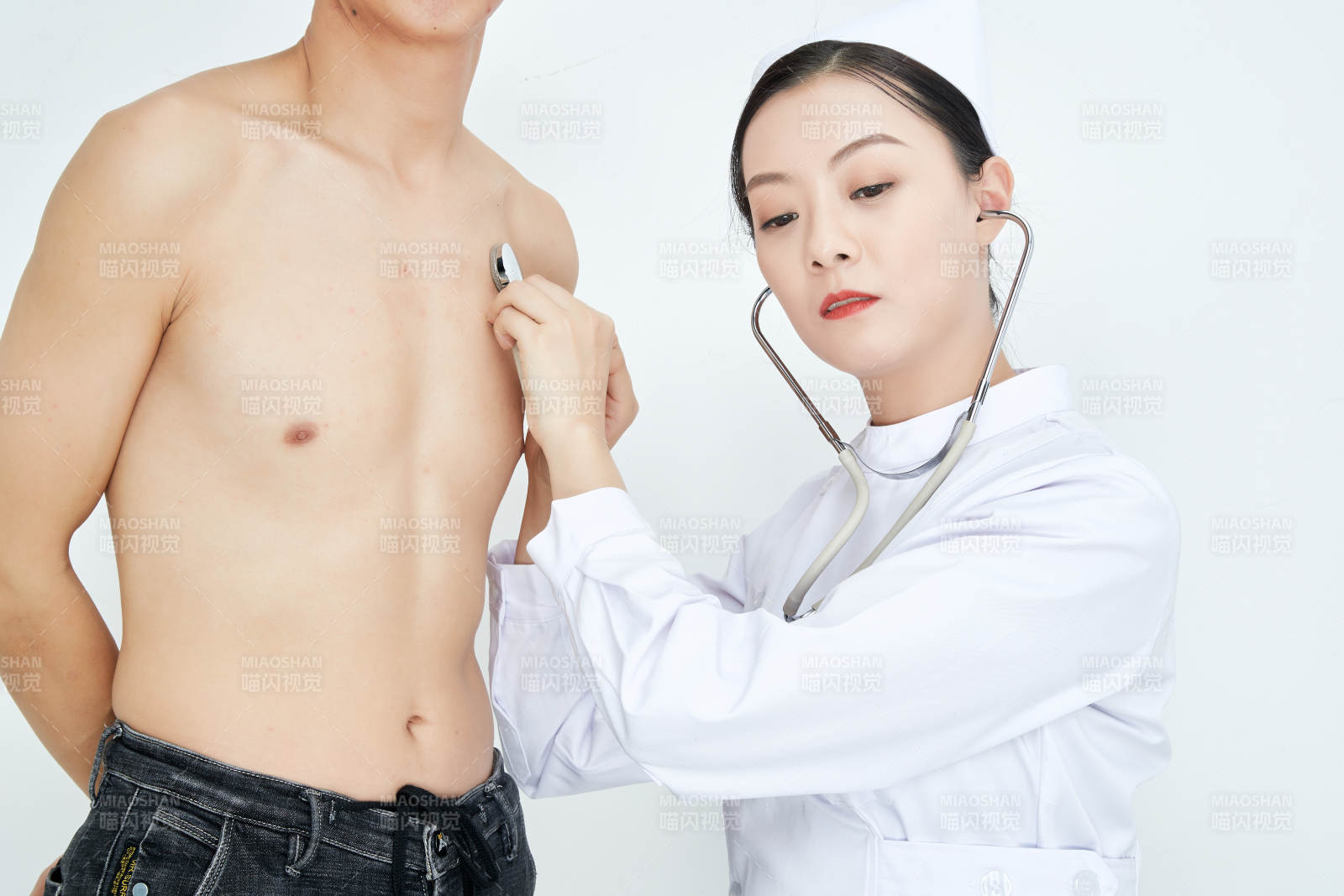 佩戴听诊器的女性医护人员为患者听诊检查图片