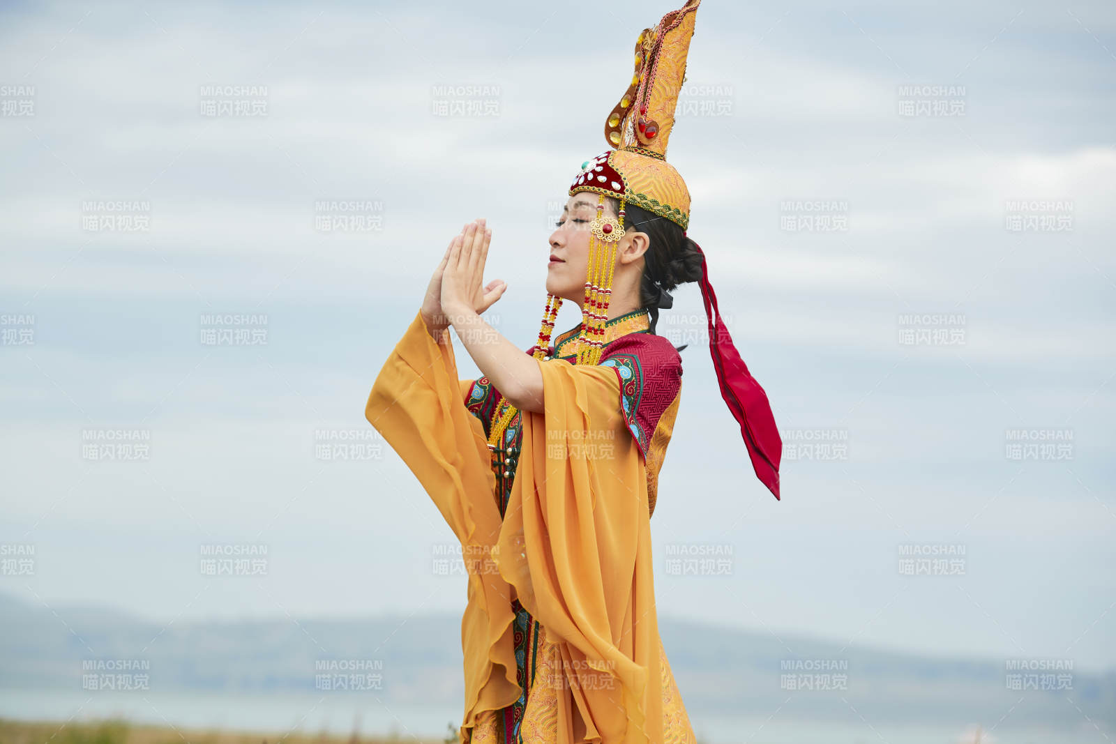 草原上身穿豪华蒙古族服饰的蒙族少女图片