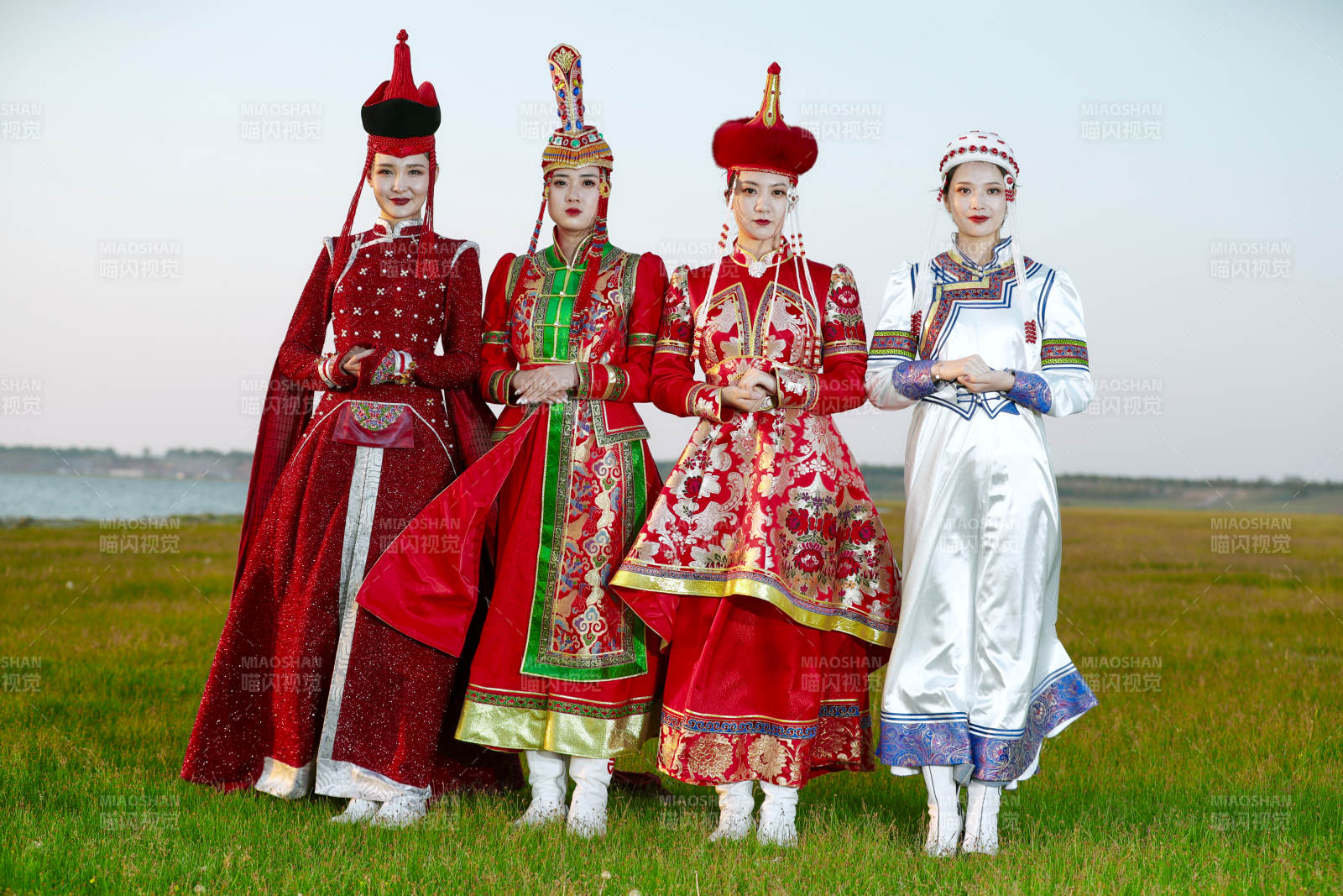 草原上穿着蒙古族传统服饰的亚洲年轻美少女图片