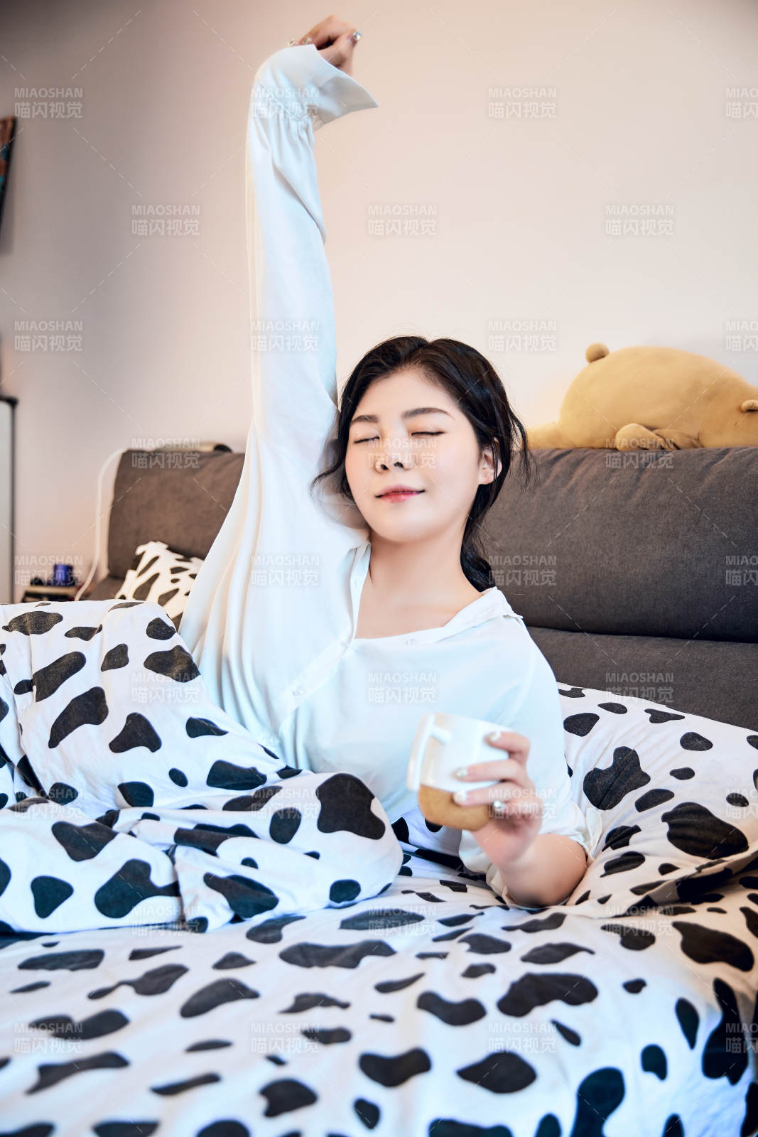 刚刚睡醒,起床的亚洲女孩图片