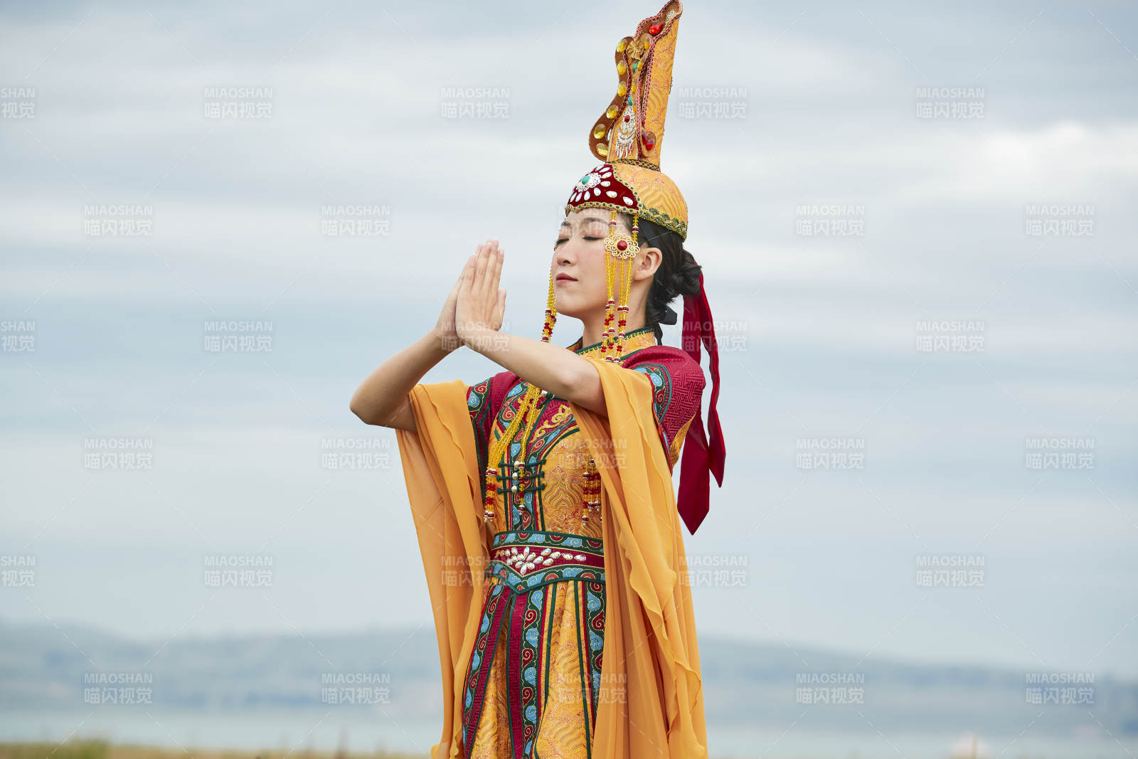 草原上身穿豪华蒙古族服饰的蒙族少女图片