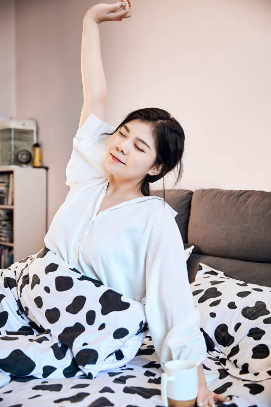 刚刚睡醒,起床的亚洲女孩图片