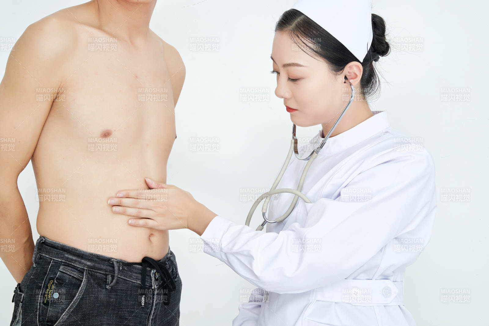 年轻的女性医护人员为患者进行身体按压检查图片