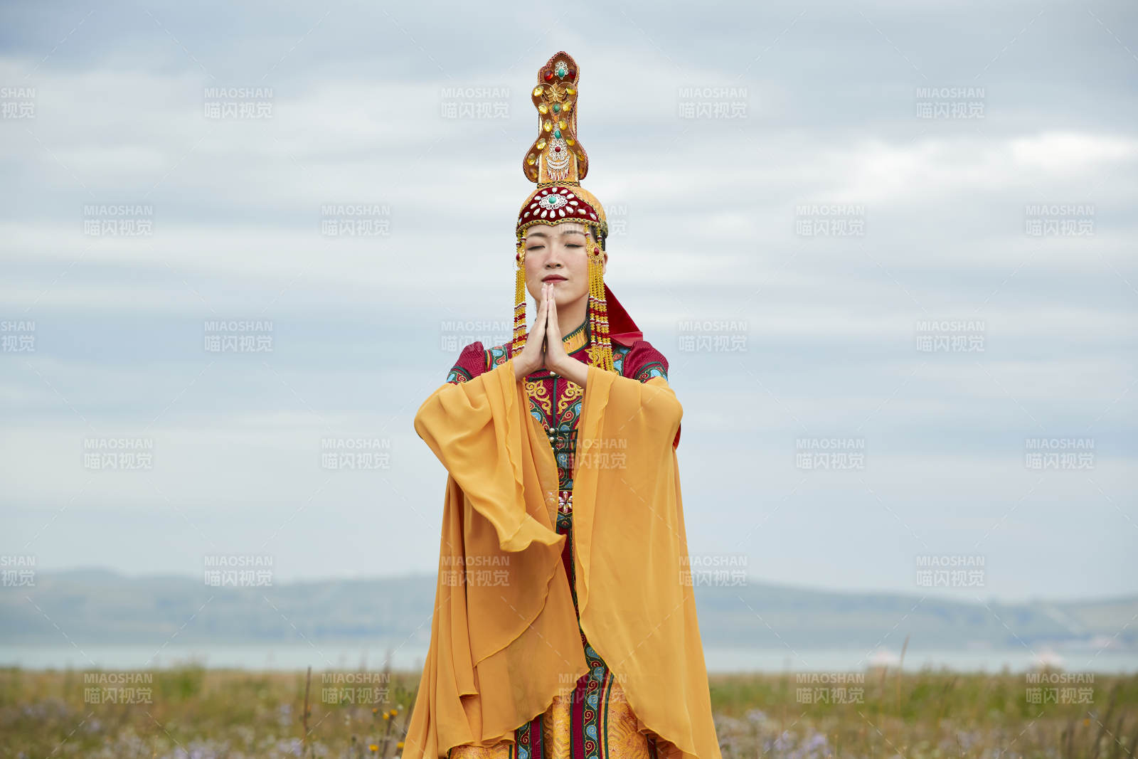 草原上身穿豪华蒙古族服饰的蒙族少女图片
