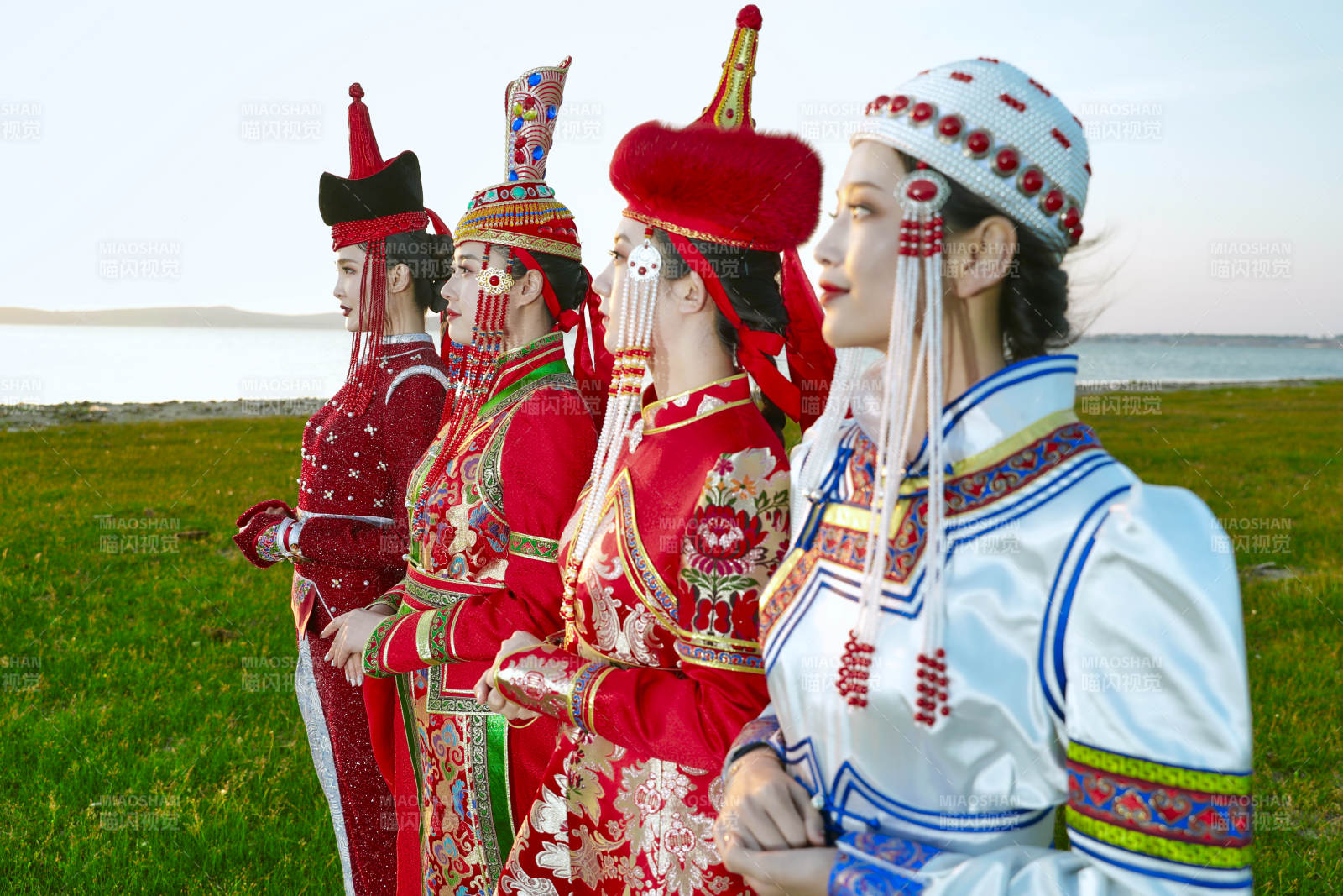 草原上穿着蒙古族传统服饰的亚洲年轻美少女图片