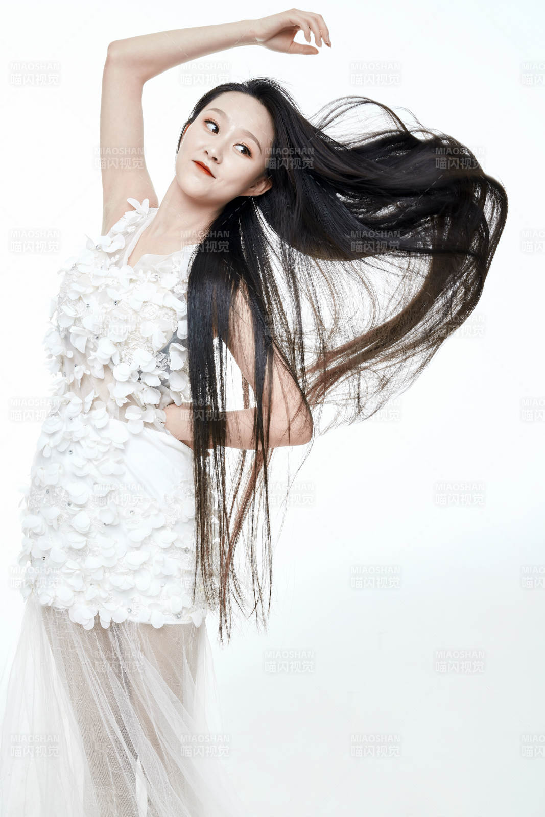 白色背景舞动长发的少女人像图片