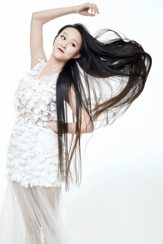 白色背景舞动长发的少女人像图片