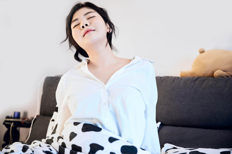 刚刚睡醒,起床的亚洲女孩图片