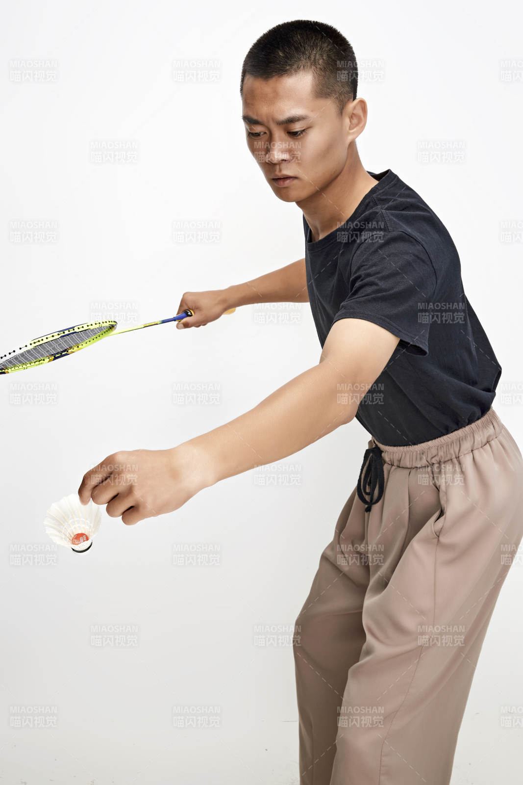 白色背景下健硕的亚洲羽毛球运动员形象图片