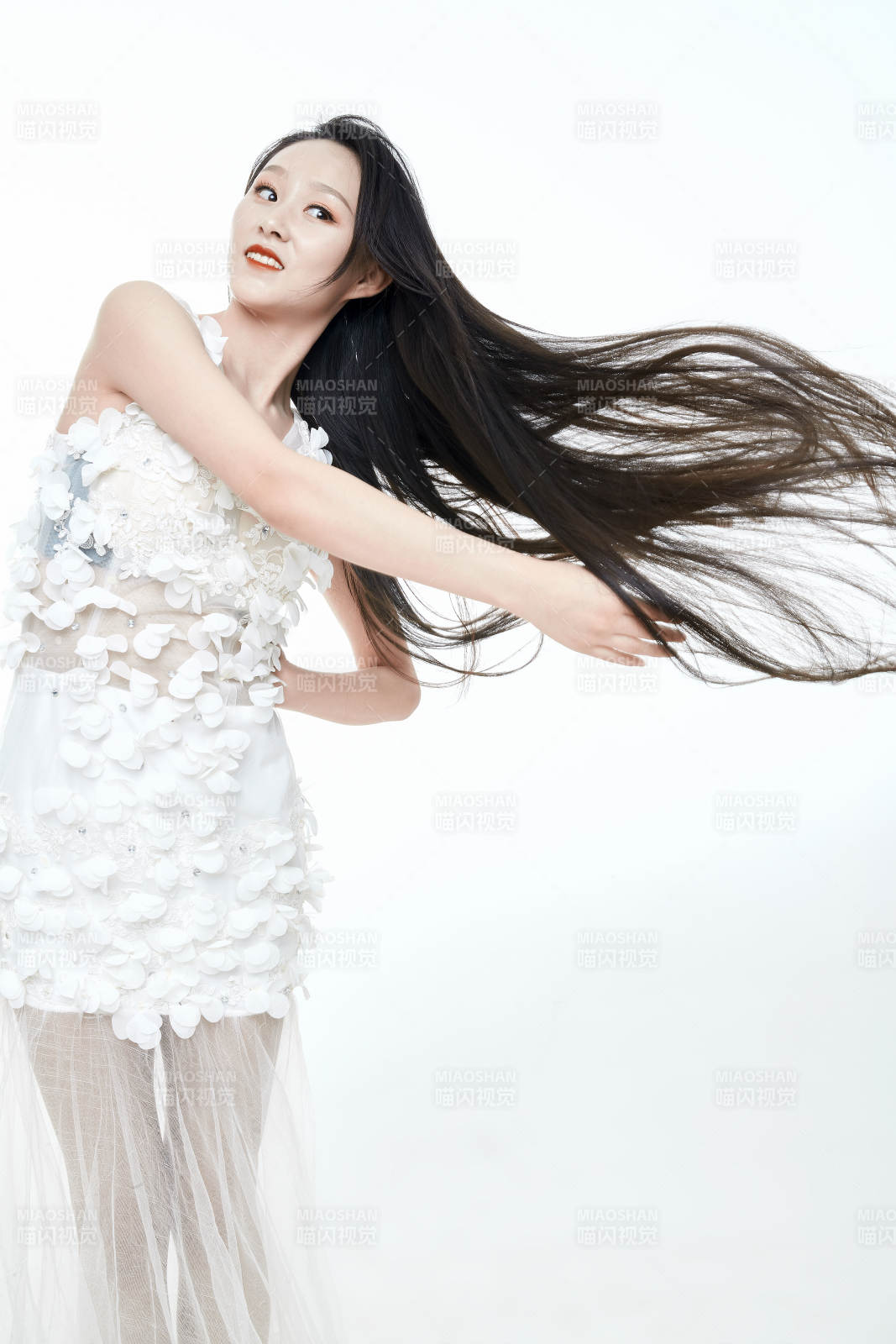 白色背景舞动长发的少女人像图片