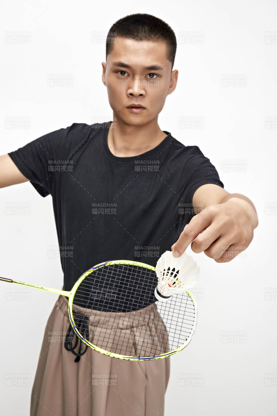 白色背景下健硕的亚洲羽毛球运动员形象图片