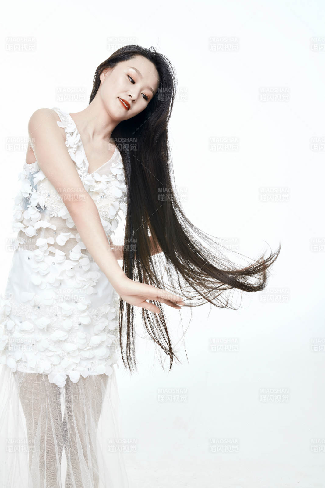 白色背景舞动长发的少女人像图片