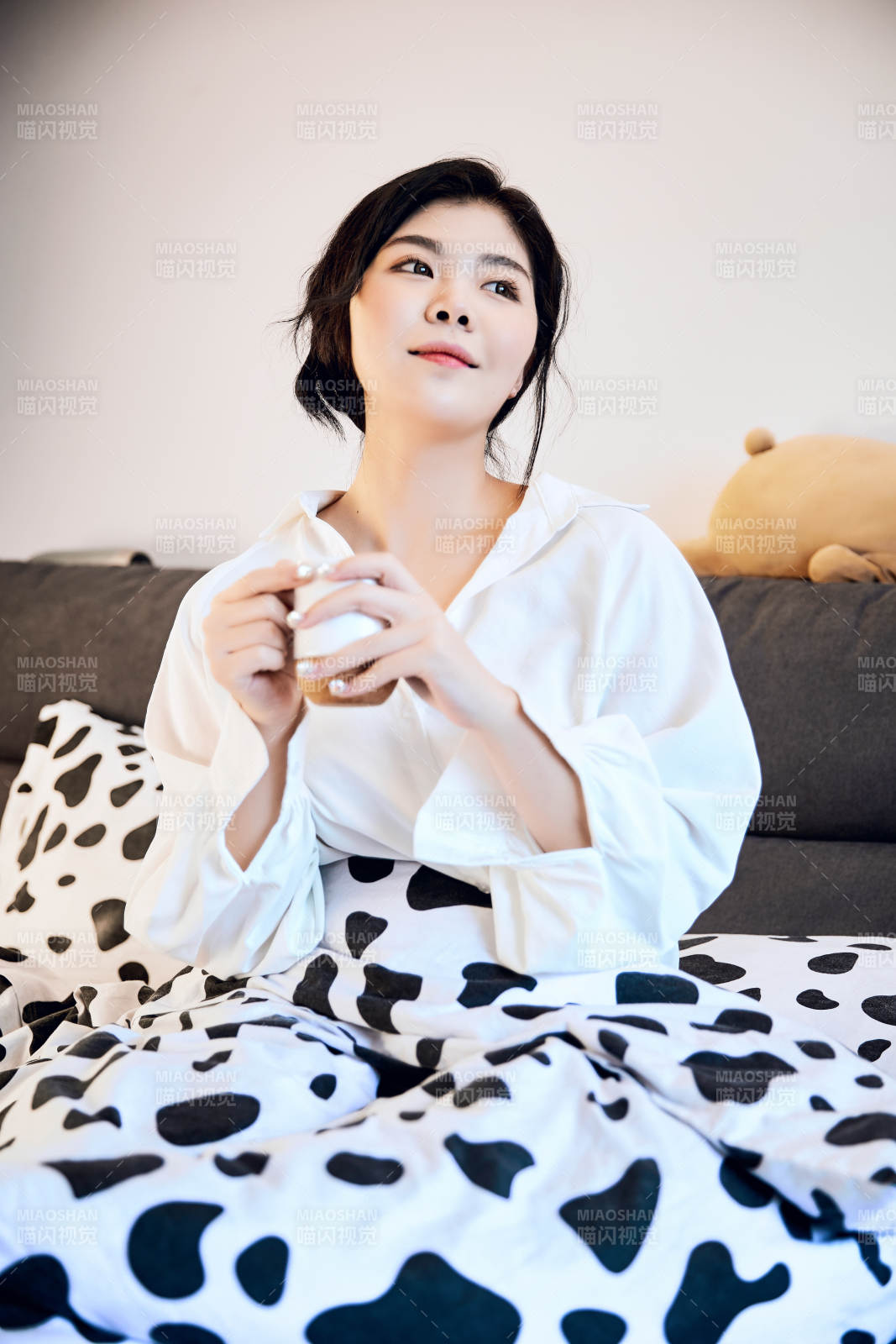 刚刚睡醒,起床的亚洲女孩图片