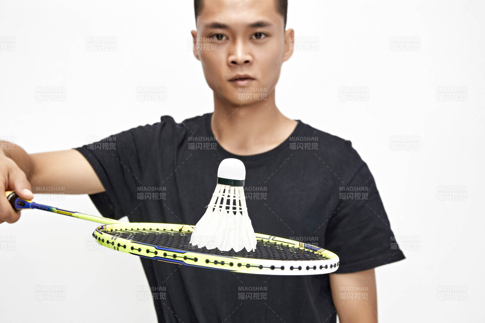 白色背景下健硕的亚洲羽毛球运动员形象图片