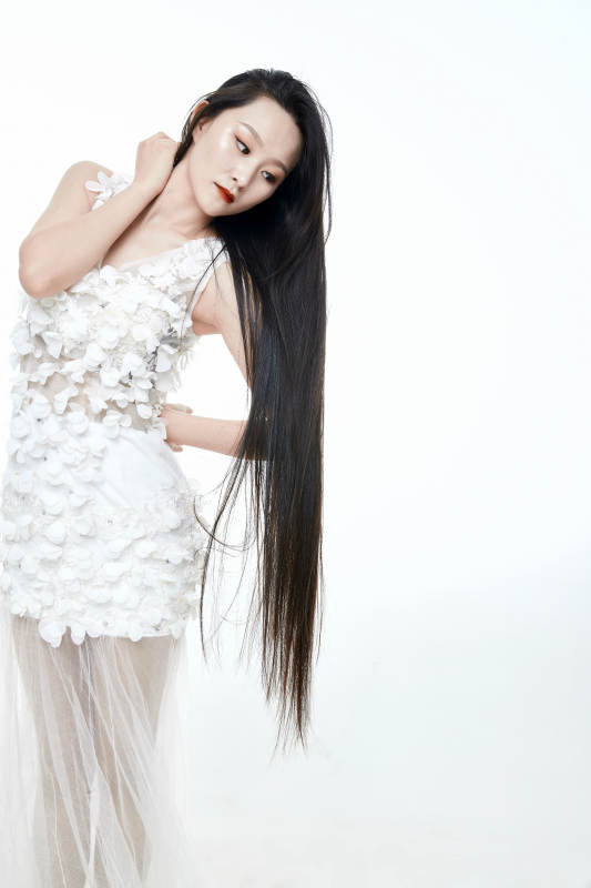 白色背景舞动长发的少女人像图片