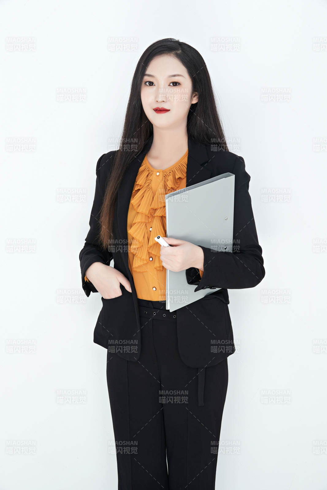 白色背景下的美丽商务女性肖像图片