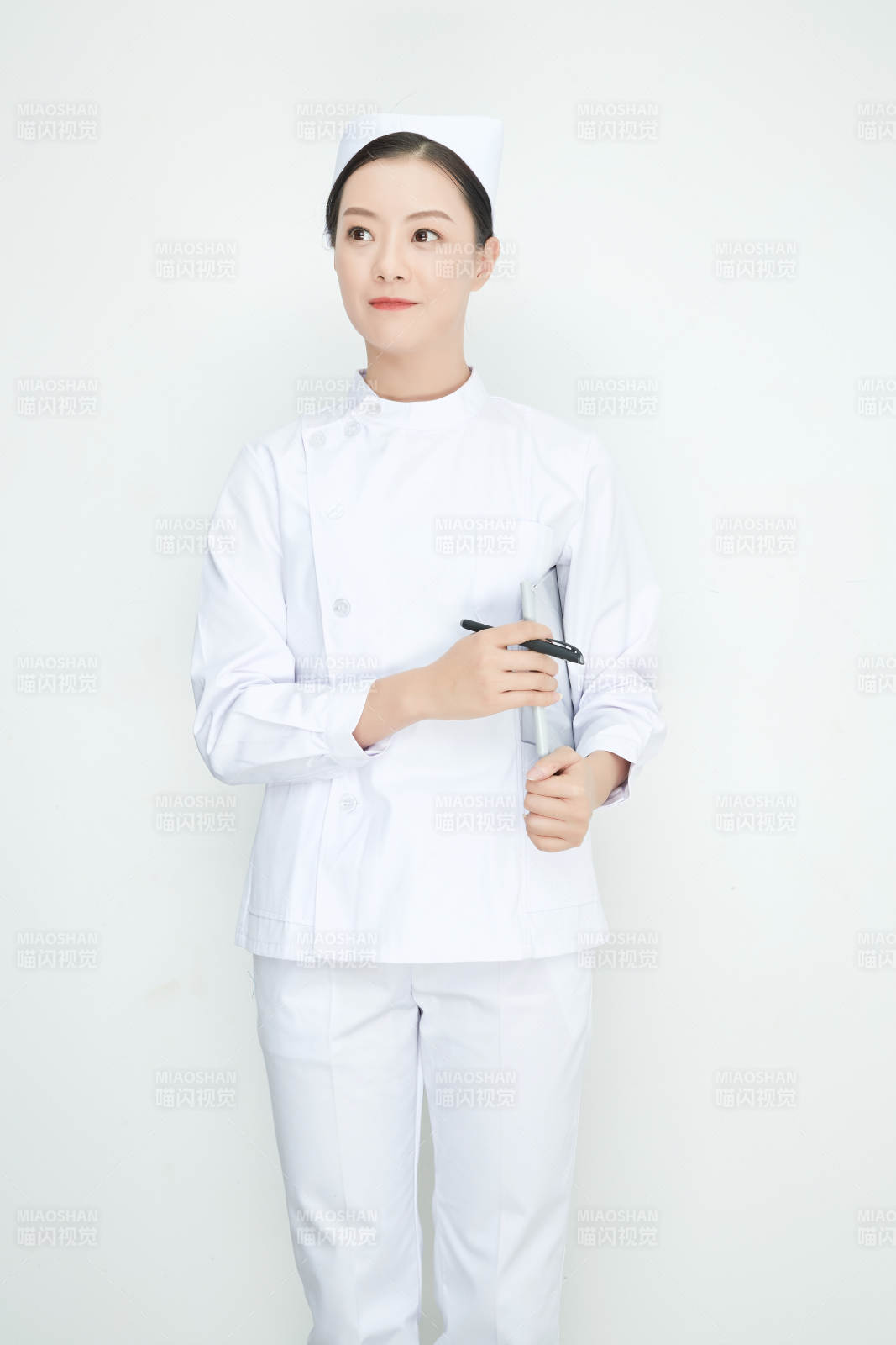 白背景里穿护士服手持病历夹的美女护士图片