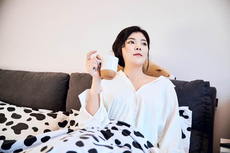 刚刚睡醒,起床的亚洲女孩图片