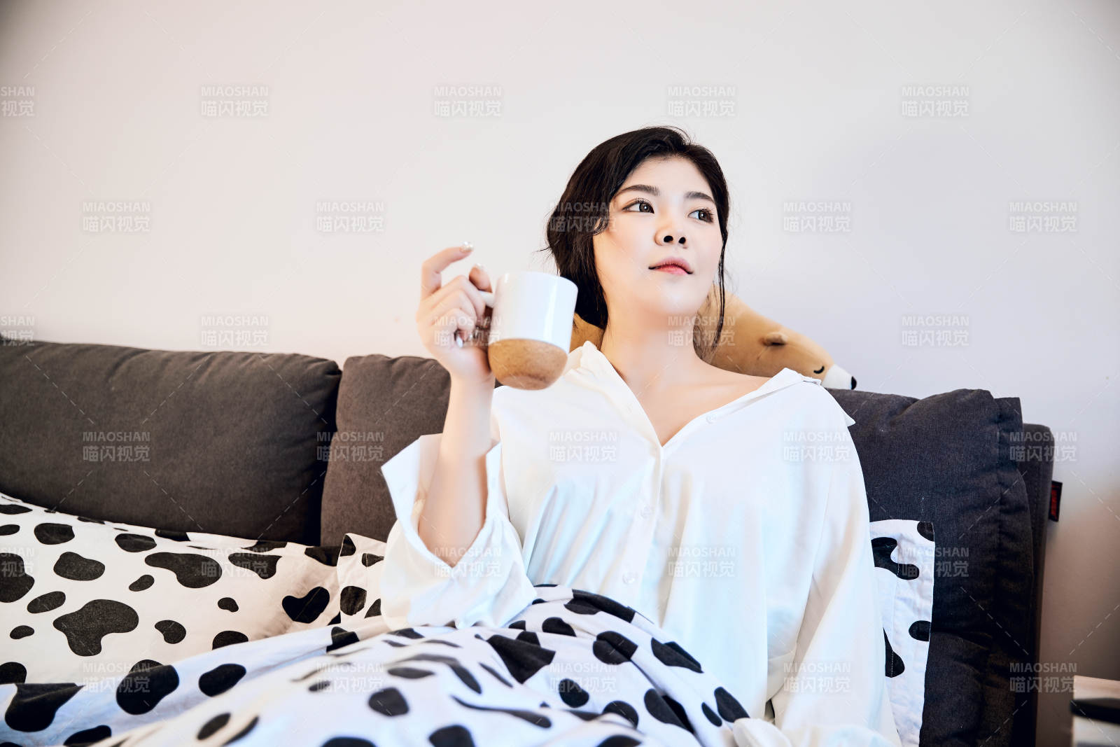 刚刚睡醒,起床的亚洲女孩图片