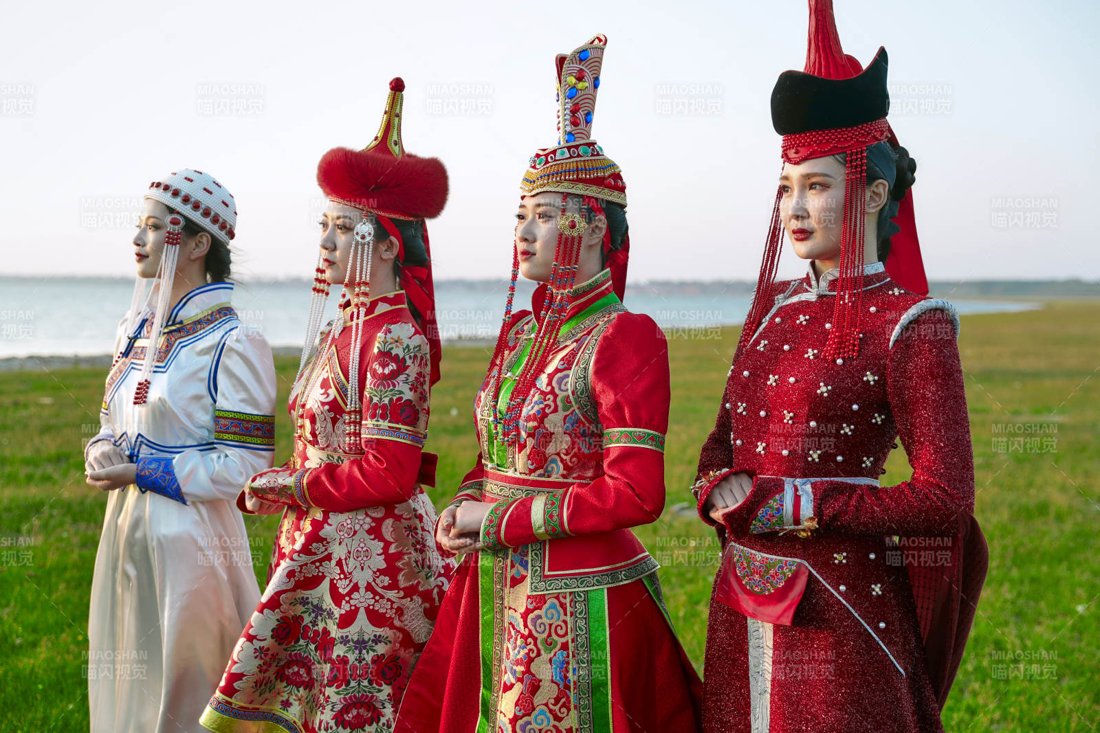 草原上穿着蒙古族传统服饰的亚洲年轻美少女图片