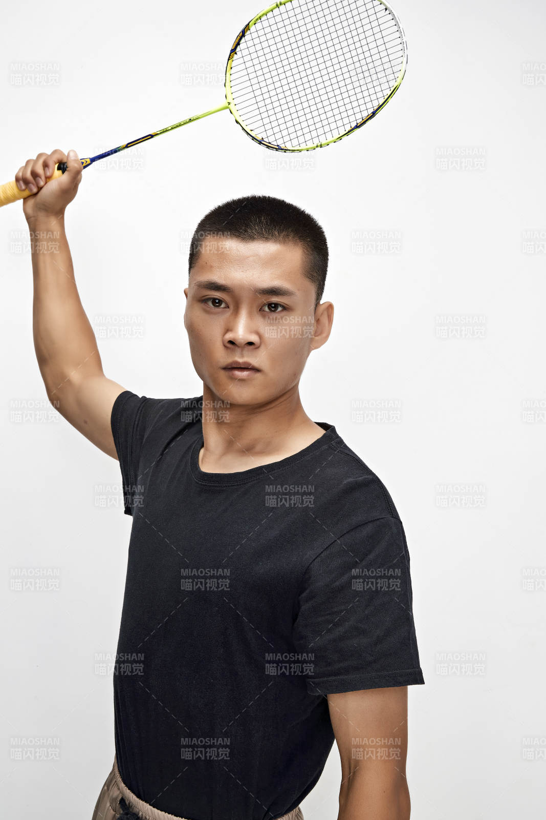 白色背景下健硕的亚洲羽毛球运动员形象图片
