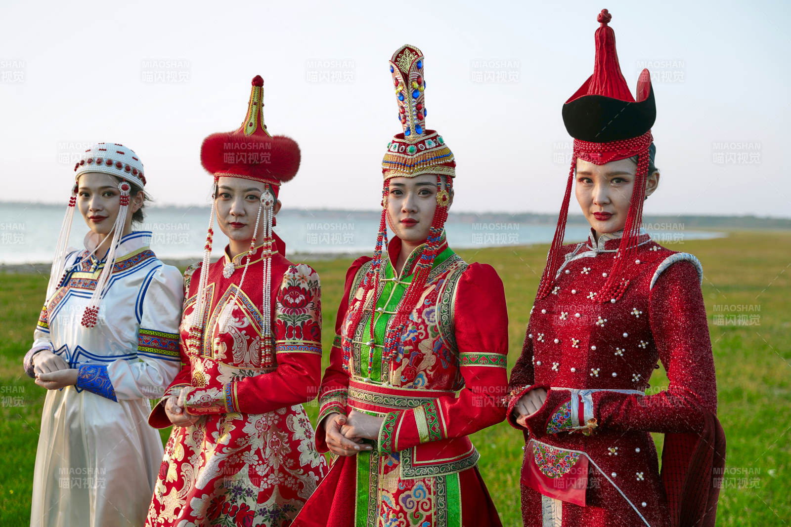 草原上穿着蒙古族传统服饰的亚洲年轻美少女图片