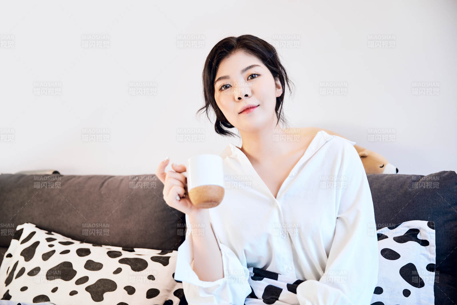 刚刚睡醒,起床的亚洲女孩图片