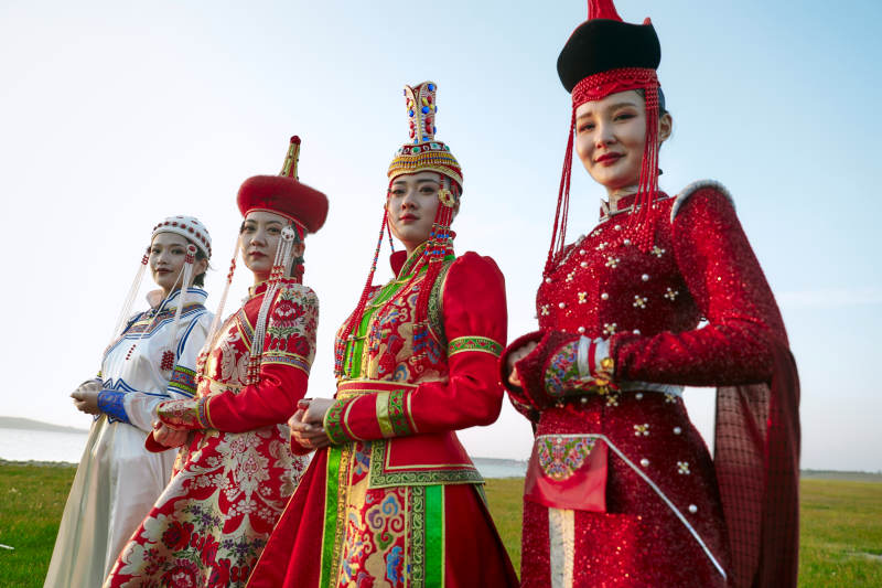 草原上穿着蒙古族传统服饰的亚洲年轻美少女图片