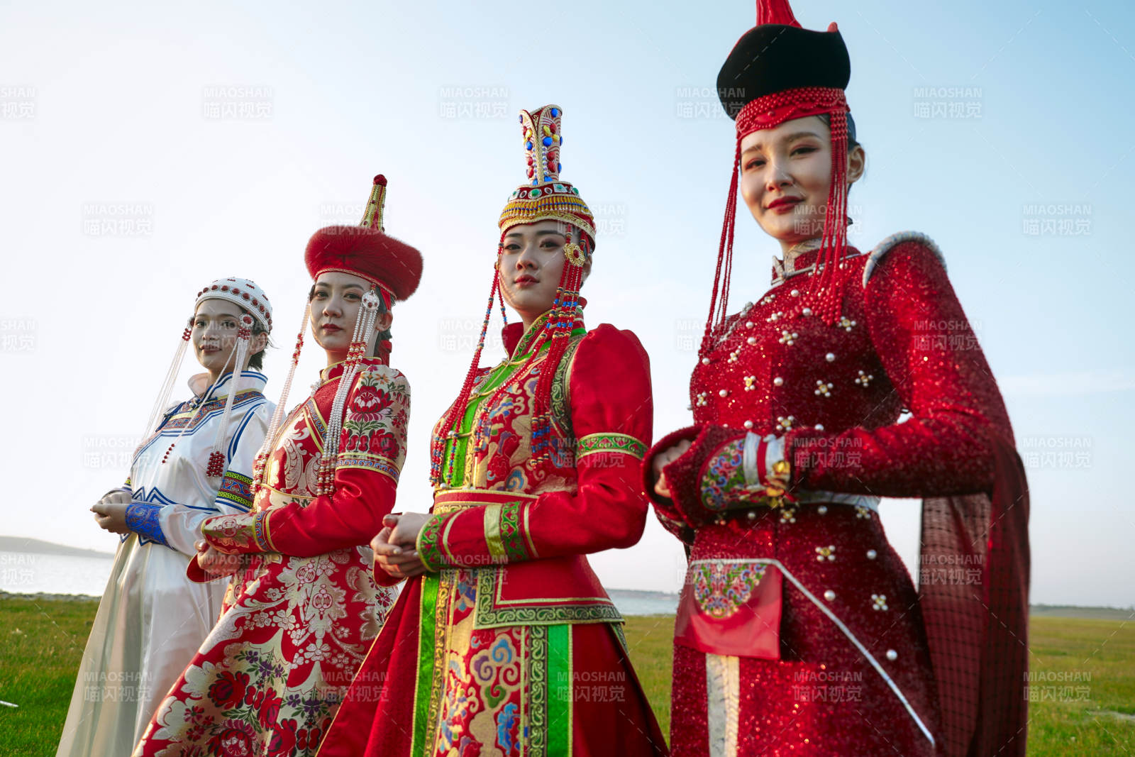 草原上穿着蒙古族传统服饰的亚洲年轻美少女图片