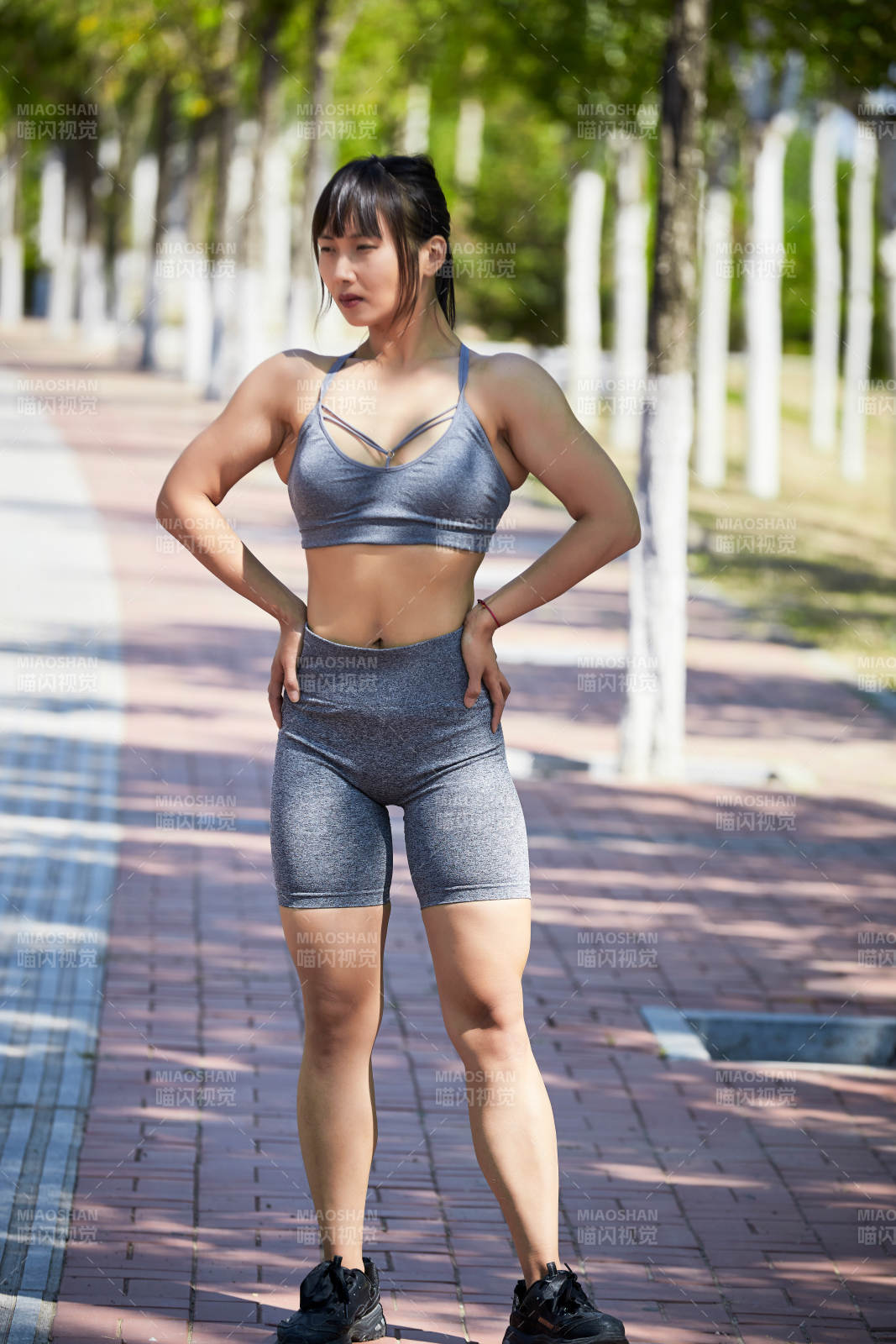 户外河畔公园进行跑步锻炼的亚洲女性图片