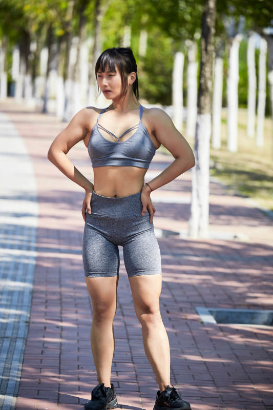 户外河畔公园进行跑步锻炼的亚洲女性图片