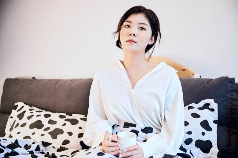 刚刚睡醒,起床的亚洲女孩图片