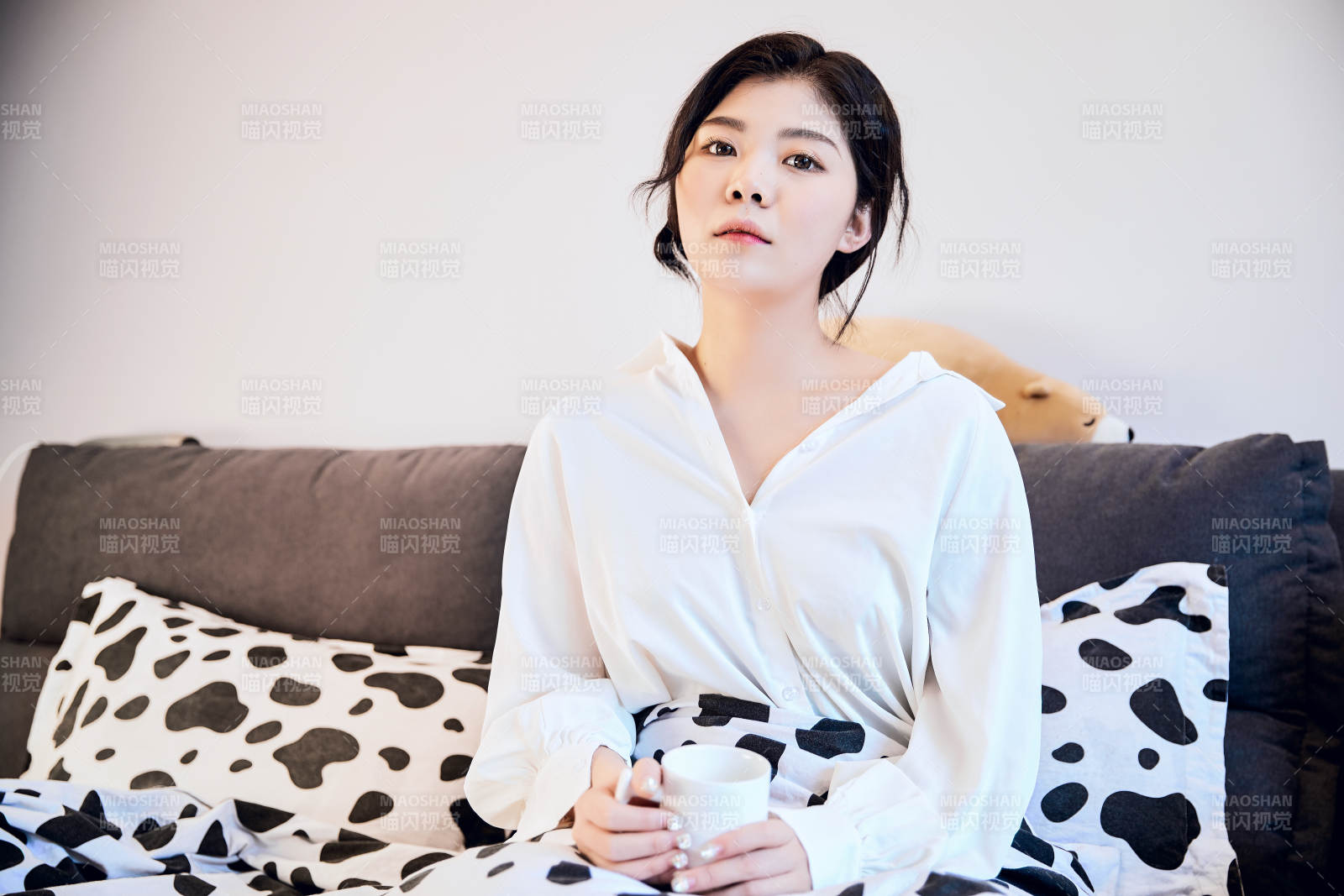 刚刚睡醒,起床的亚洲女孩图片