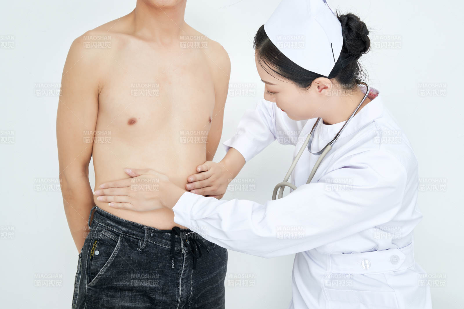 年轻的女性医护人员为患者进行身体按压检查图片