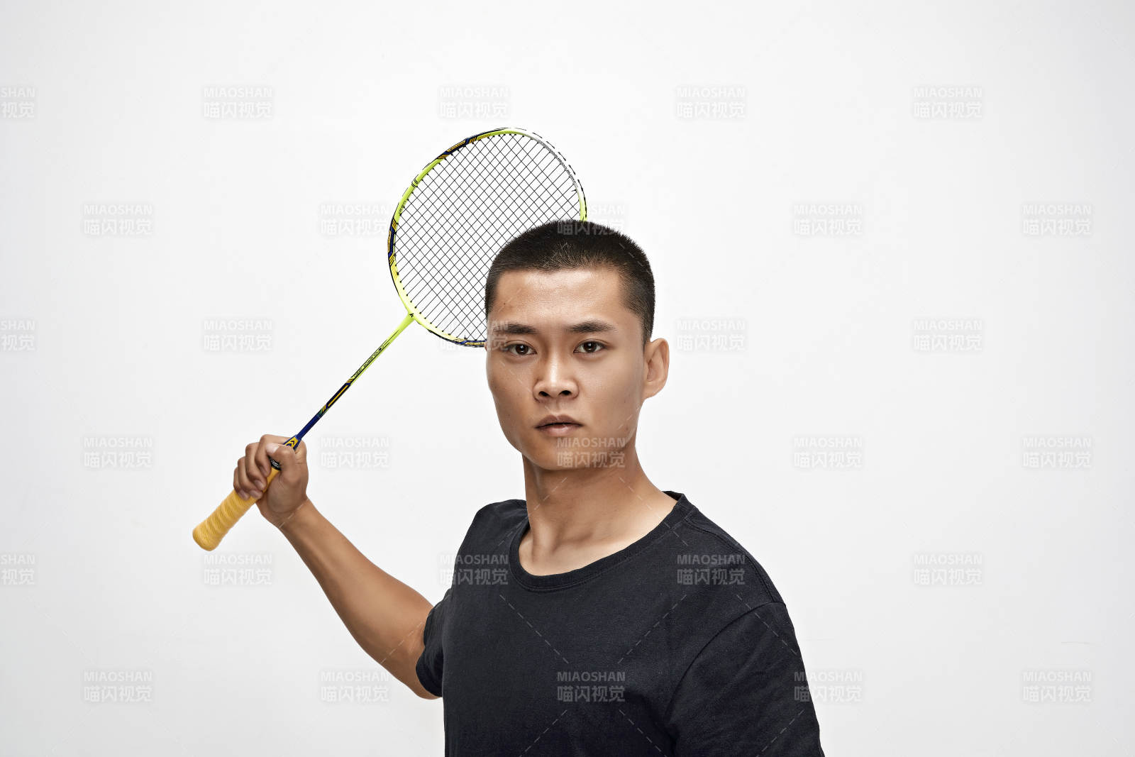 白色背景下健硕的亚洲羽毛球运动员形象图片