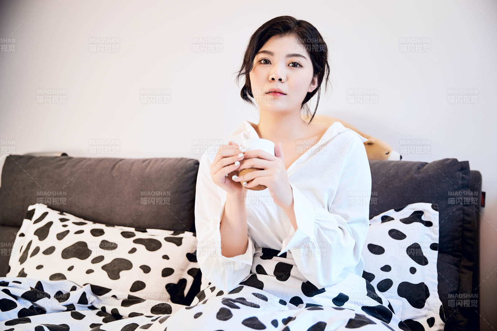 刚刚睡醒,起床的亚洲女孩图片