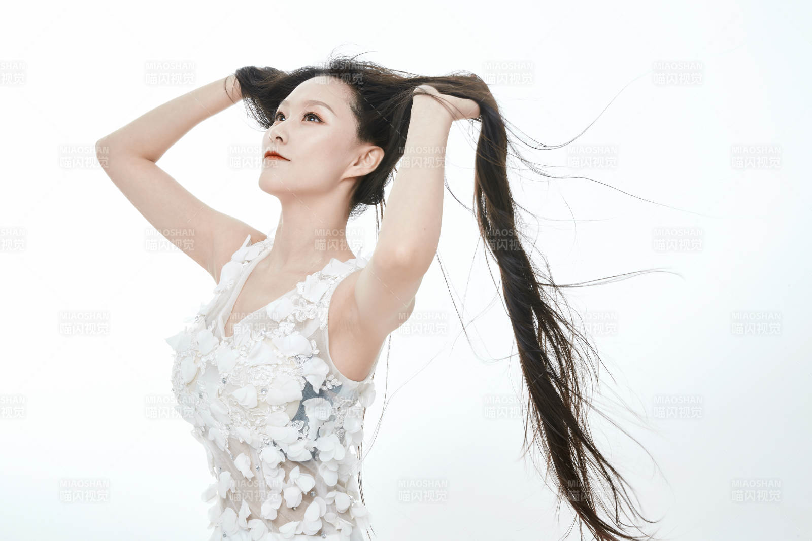 白色背景舞动长发的少女人像图片