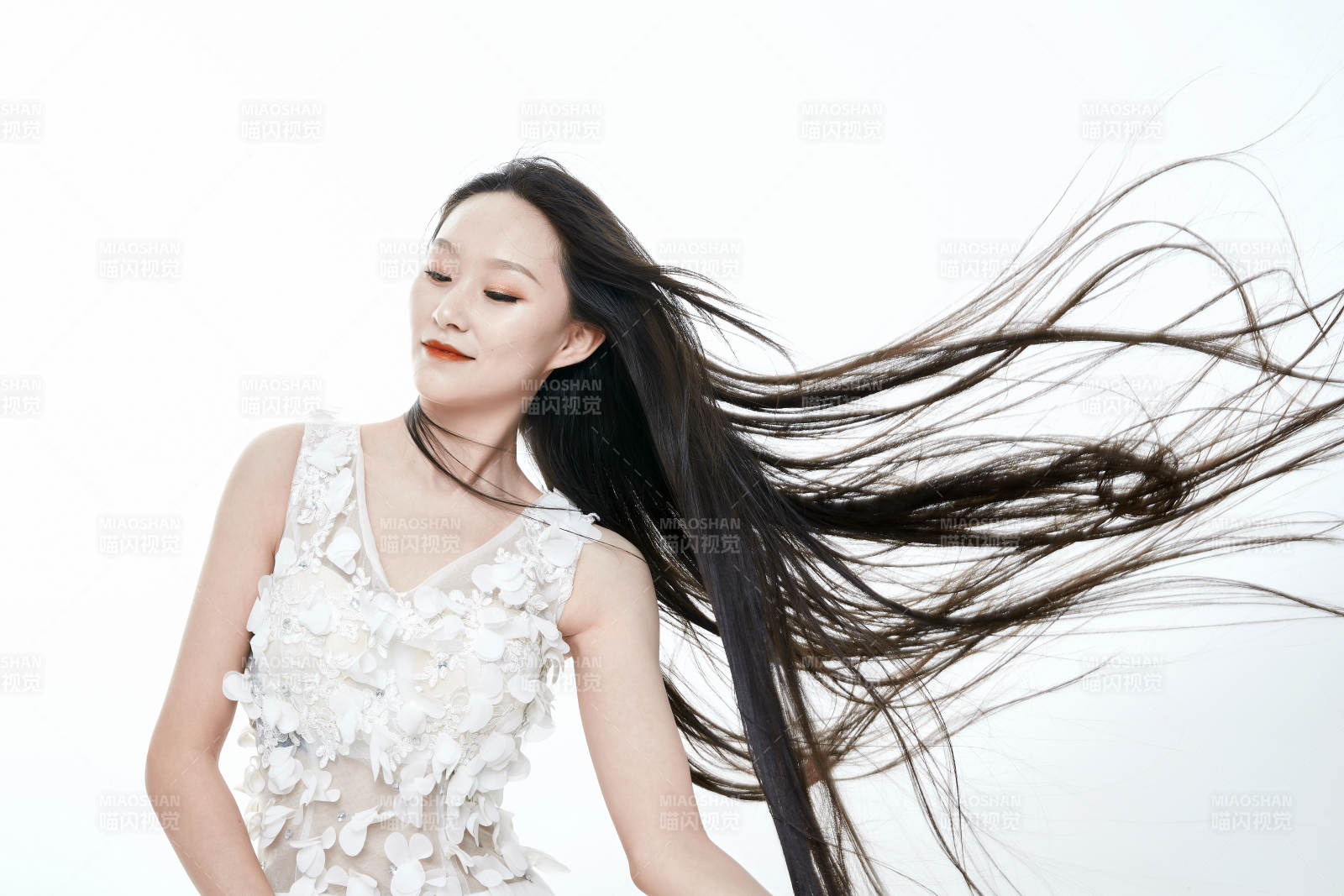 白色背景舞动长发的少女人像图片