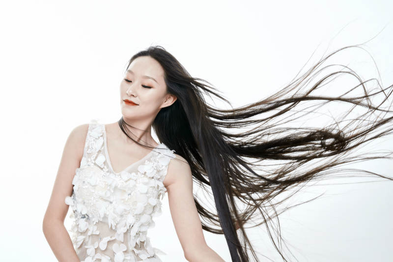 白色背景舞动长发的少女人像图片