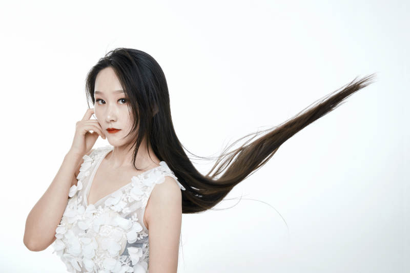 白色背景舞动长发的少女人像图片
