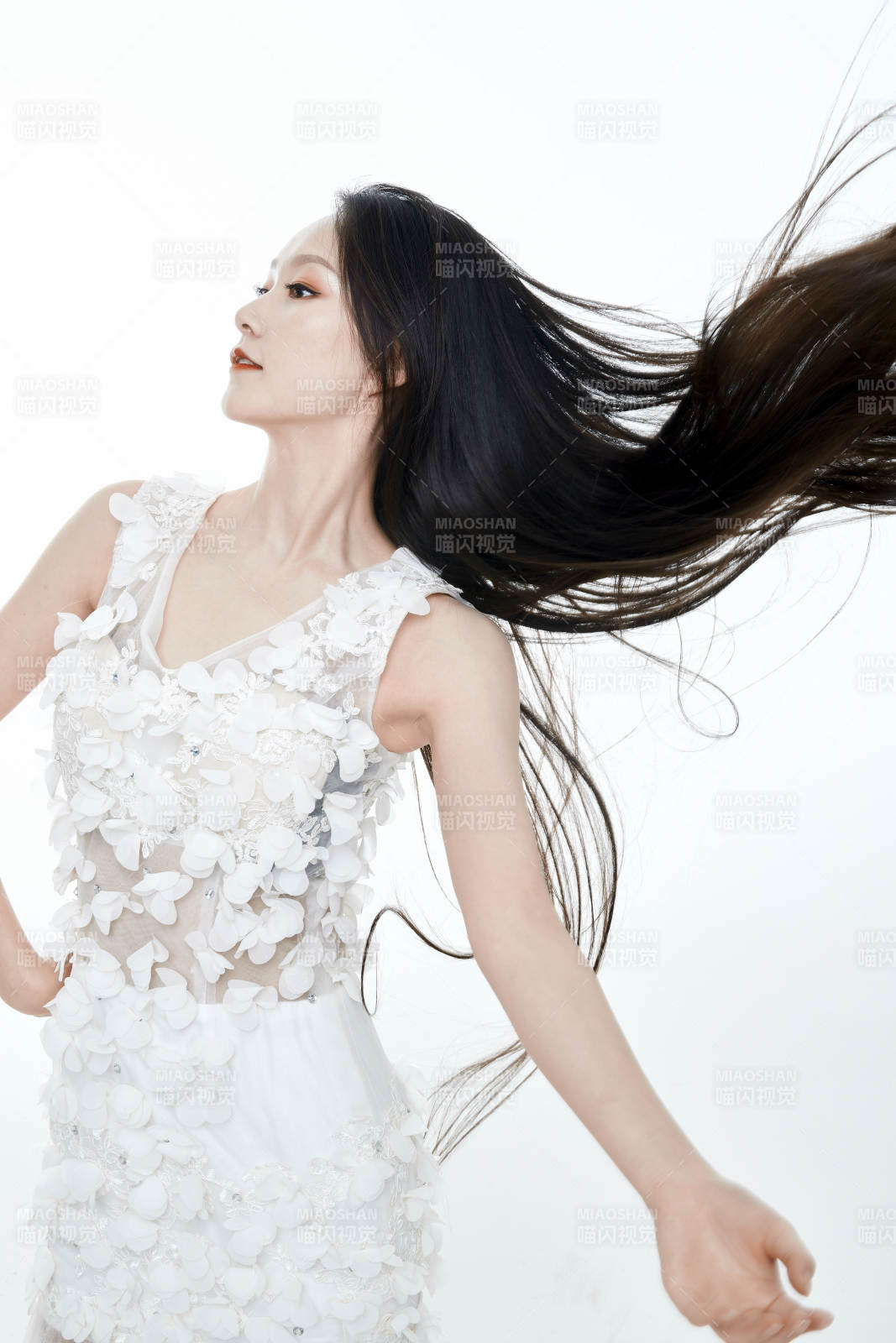 白色背景舞动长发的少女人像图片
