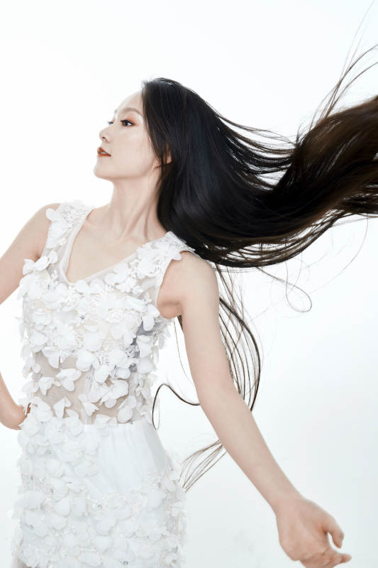 白色背景舞动长发的少女人像图片