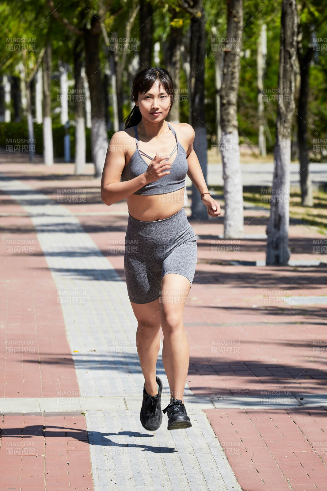 户外河畔公园进行跑步锻炼的亚洲女性图片