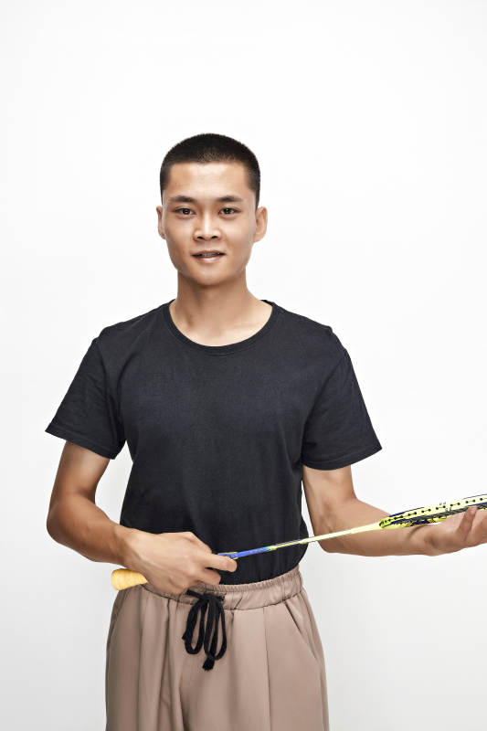 白色背景下健硕的亚洲羽毛球运动员形象图片