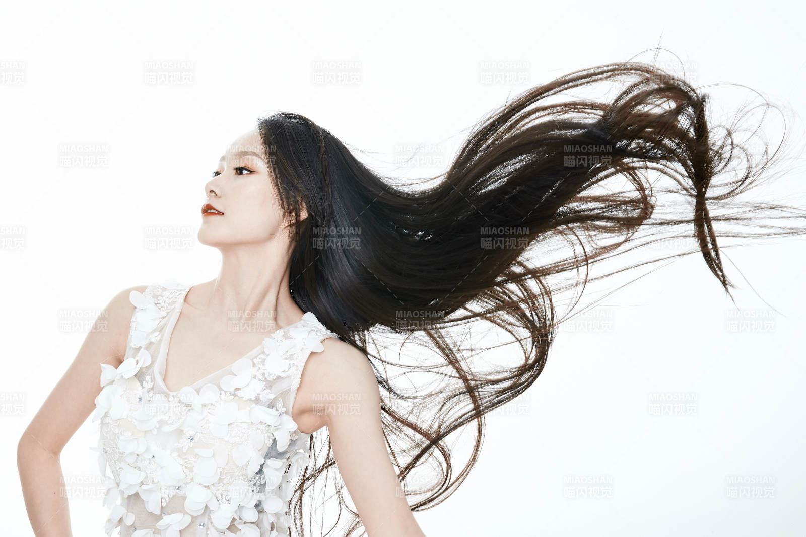 白色背景舞动长发的少女人像图片