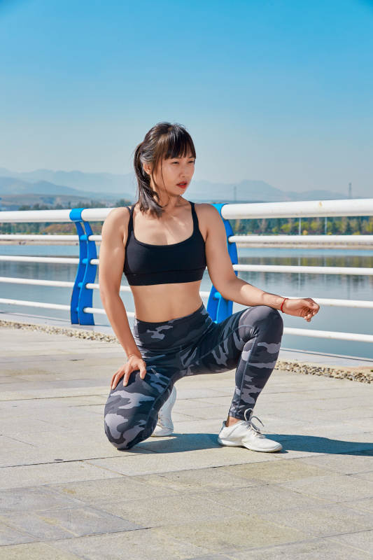 户外河畔公园做拉伸有氧运动的亚洲女性图片