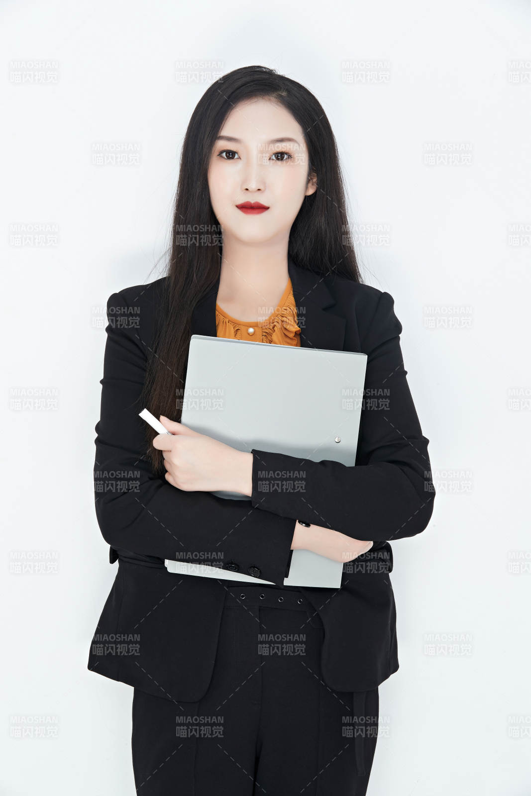 白色背景下的美丽商务女性肖像图片