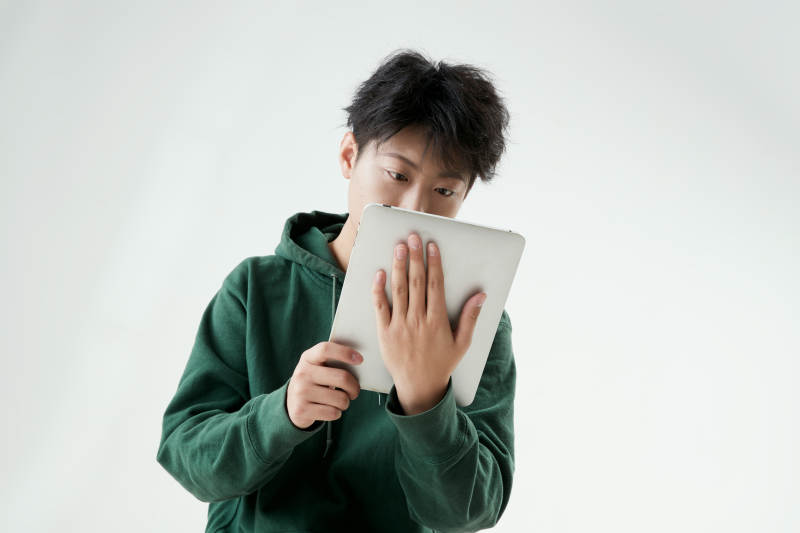 沉浸在网络恋爱世界的青年男子图片