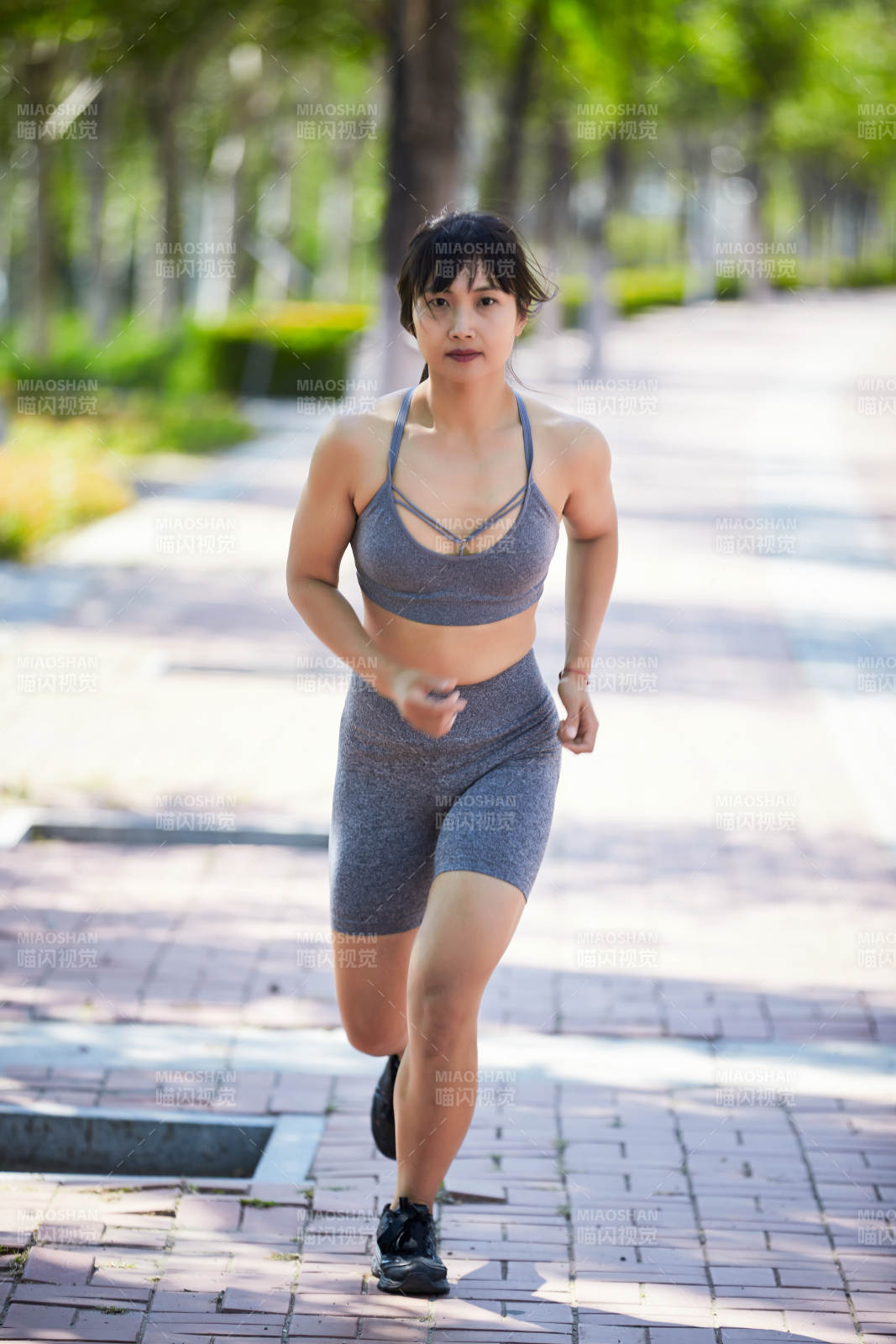 户外河畔公园进行跑步锻炼的亚洲女性图片